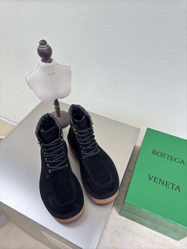 BOTTEGA VENET*女士 Astaire 短靴 原版一比一做法 一致五金黑色 当今流行的又一趋势 天花板啦双色百搭 精致平底 包裹面料 用心设计 绝不马