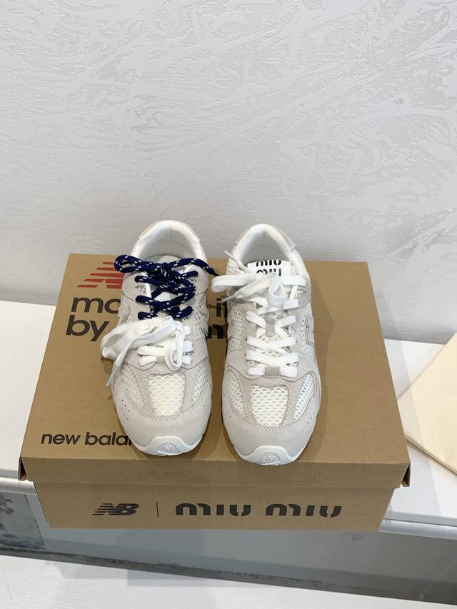 工厂直销 miumiu 缪缪G027Miu Miu x New Balance联名款运动鞋早春发售前先近赏同样是在十月的巴黎时装周，又被眼尖的粉丝们看见了Miu