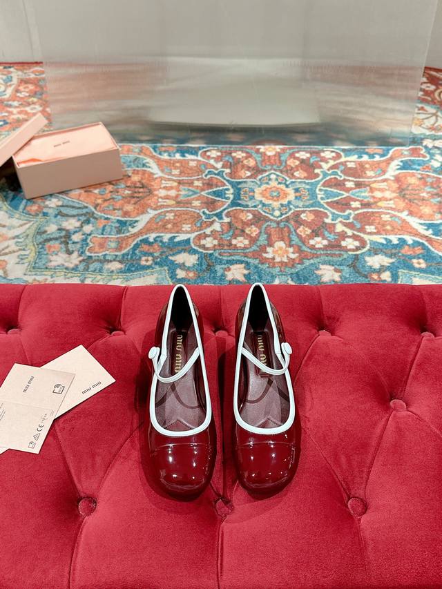 Miu Miu 缪缪 25 早春新品 专柜主打最新走秀款 珍珠扣复古玛丽珍粗跟单鞋缪家高货 顶级工艺打造精品质感 无敌舒适 绝对是一见钟情款！时尚百搭，人手必备