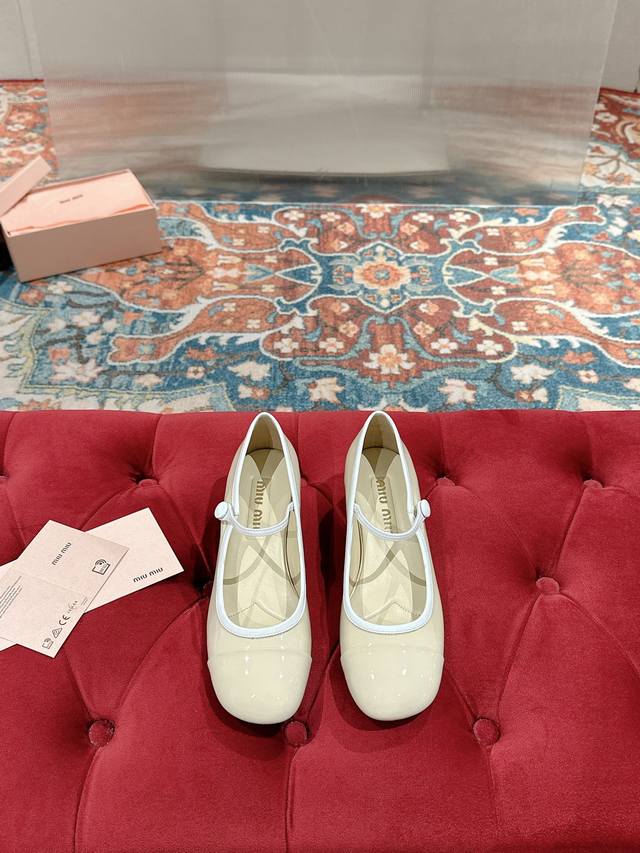 Miu Miu 缪缪 25 早春新品 专柜主打最新走秀款 珍珠扣复古玛丽珍粗跟单鞋缪家高货 顶级工艺打造精品质感 无敌舒适 绝对是一见钟情款！时尚百搭，人手必备