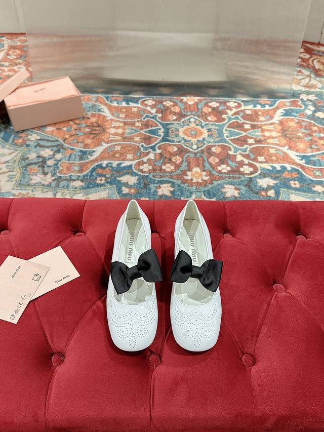 Miu Miu 缪缪 25 早春新品 专柜主打最新走秀款 复古玛丽珍粗跟单鞋缪家高货 顶级工艺打造精品质感 无敌舒适 绝对是一见钟情款！时尚百搭，人手必备！鞋面