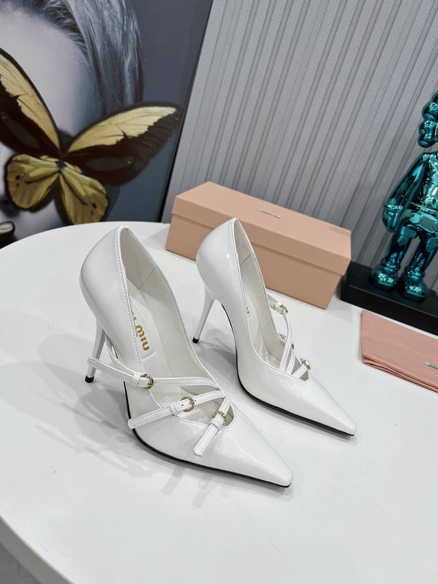 工厂 2024 新款新品 MIU MIU 全新超美装饰搭配,时尚淑女气质十足 双色拼接 又不乏美艳色彩,外侧附带弹力象巾 上脚非常方便意大利引进的原版楦头是最新