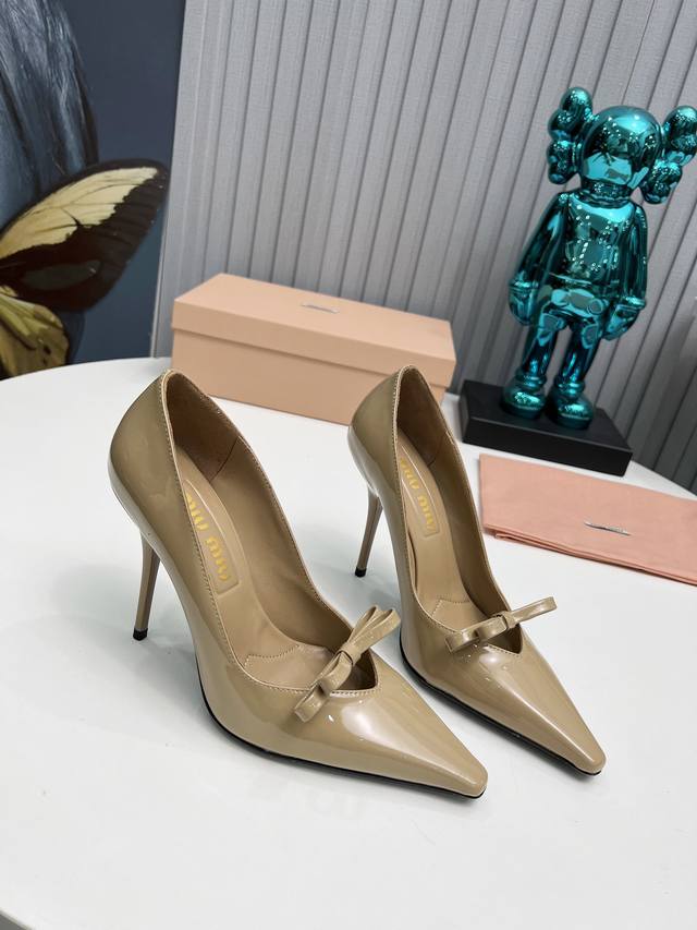 工厂 2024 新款新品 MIU MIU 全新超美装饰搭配,时尚淑女气质十足 双色拼接 又不乏美艳色彩,外侧附带弹力象巾 上脚非常方便意大利引进的原版楦头是最新