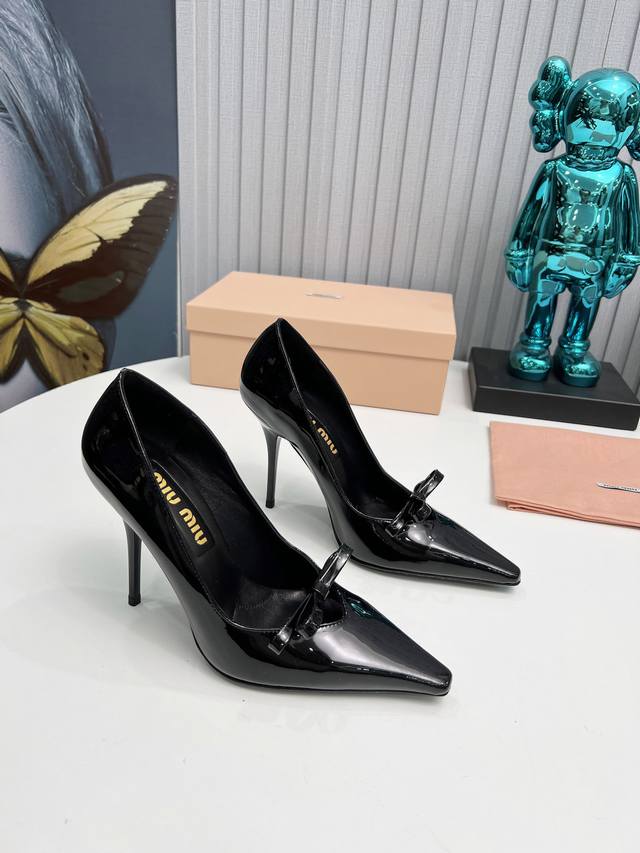 工厂 2024 新款新品 MIU MIU 全新超美装饰搭配,时尚淑女气质十足 双色拼接 又不乏美艳色彩,外侧附带弹力象巾 上脚非常方便意大利引进的原版楦头是最新