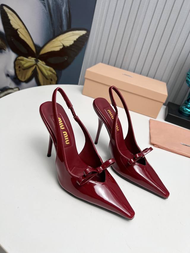 工厂 2024 新款新品 MIU MIU 全新超美装饰搭配,时尚淑女气质十足 双色拼接 又不乏美艳色彩,外侧附带弹力象巾 上脚非常方便意大利引进的原版楦头是最新