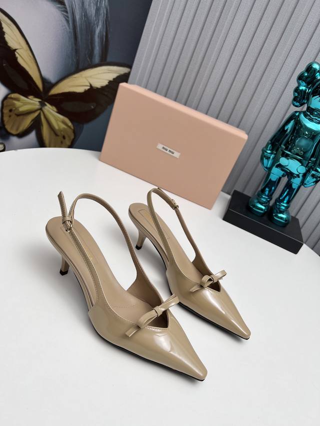 工厂 新款新品 MIU MIU 全新超美装饰搭配,时尚淑女气质十足 双色拼接 又不乏美艳色彩,外侧附带弹力象巾 上脚非常方便意大利引进的原版楦头是最新楦、出来形