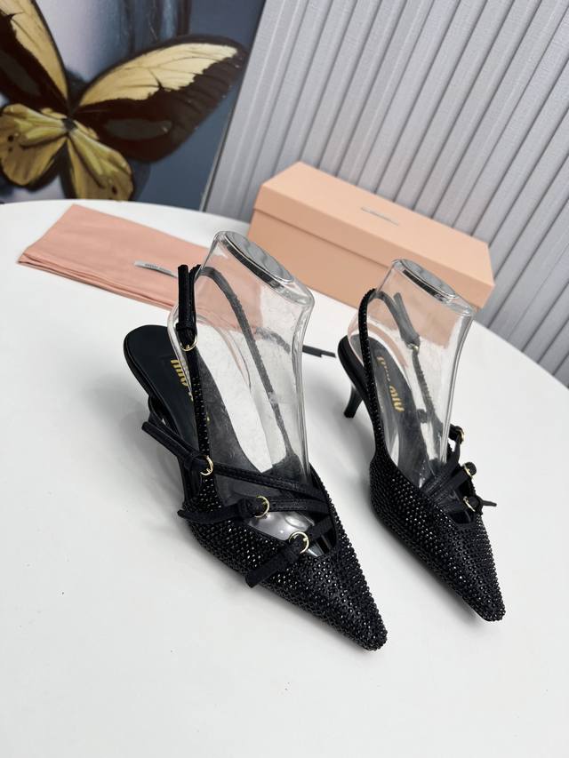 工厂 新款新品 MIU MIU 全新超美装饰搭配,时尚淑女气质十足 双色拼接 又不乏美艳色彩,外侧附带弹力象巾 上脚非常方便意大利引进的原版楦头是最新楦、出来形