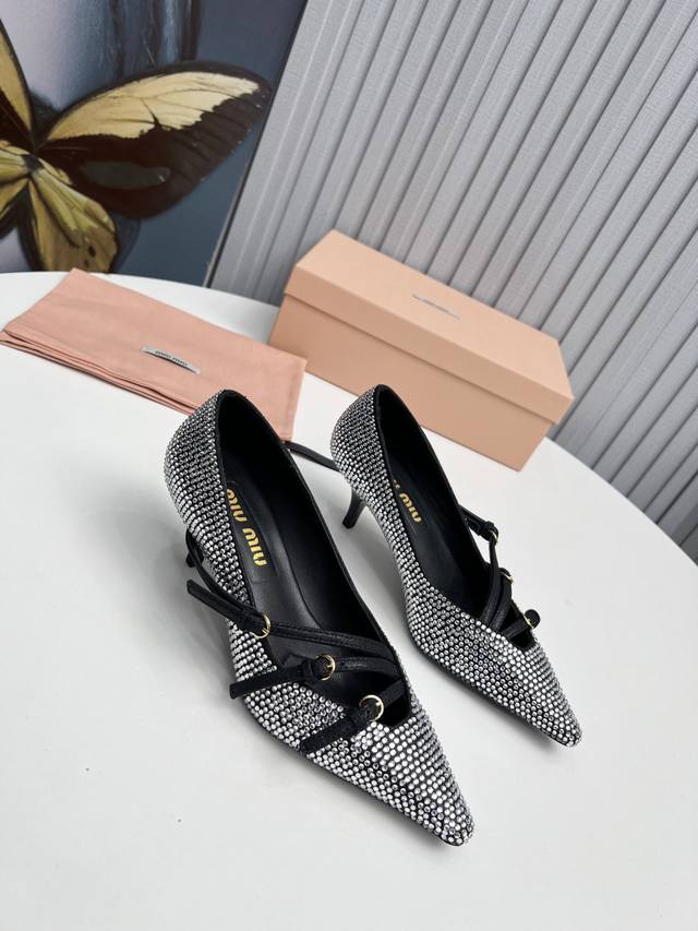 工厂 新款新品 MIU MIU 全新超美装饰搭配,时尚淑女气质十足 双色拼接 又不乏美艳色彩,外侧附带弹力象巾 上脚非常方便意大利引进的原版楦头是最新楦、出来形