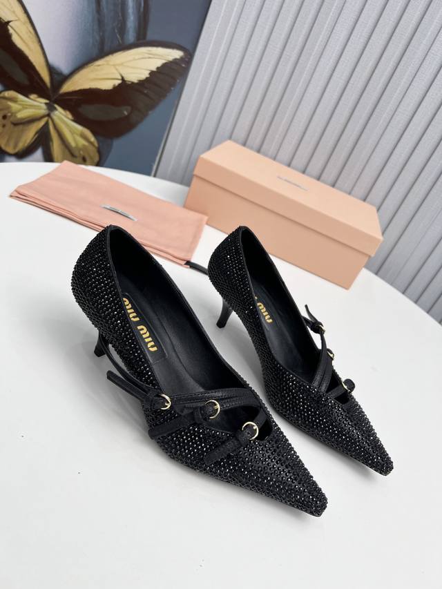 工厂 新款新品 MIU MIU 全新超美装饰搭配,时尚淑女气质十足 双色拼接 又不乏美艳色彩,外侧附带弹力象巾 上脚非常方便意大利引进的原版楦头是最新楦、出来形