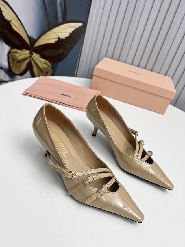 工厂 新款新品 MIU MIU 全新超美装饰搭配,时尚淑女气质十足 双色拼接 又不乏美艳色彩,外侧附带弹力象巾 上脚非常方便意大利引进的原版楦头是最新楦、出来形