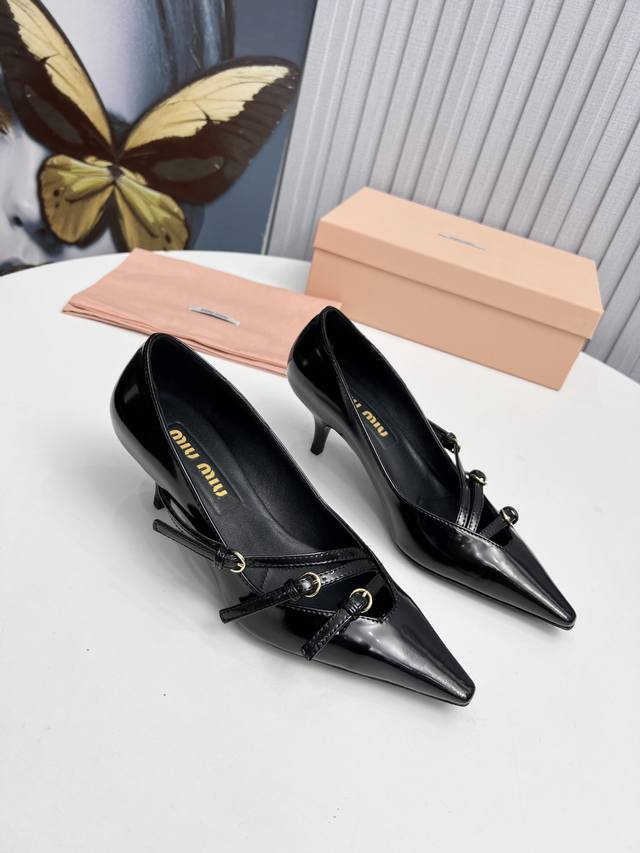 工厂 新款新品 MIU MIU 全新超美装饰搭配,时尚淑女气质十足 双色拼接 又不乏美艳色彩,外侧附带弹力象巾 上脚非常方便意大利引进的原版楦头是最新楦、出来形