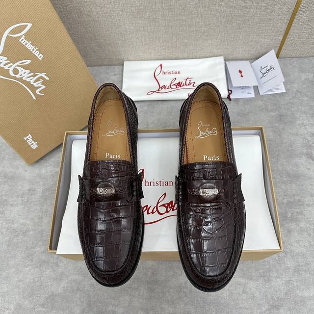 CL 新品乐福鞋皮鞋 Christia* Loubouti* 红底鞋 最新推出此款便鞋 帮面采用进口擦色开边珠牛皮 头层牛皮 牛皮压鳄鱼鞋面倒三角包裹圆形硬币扣