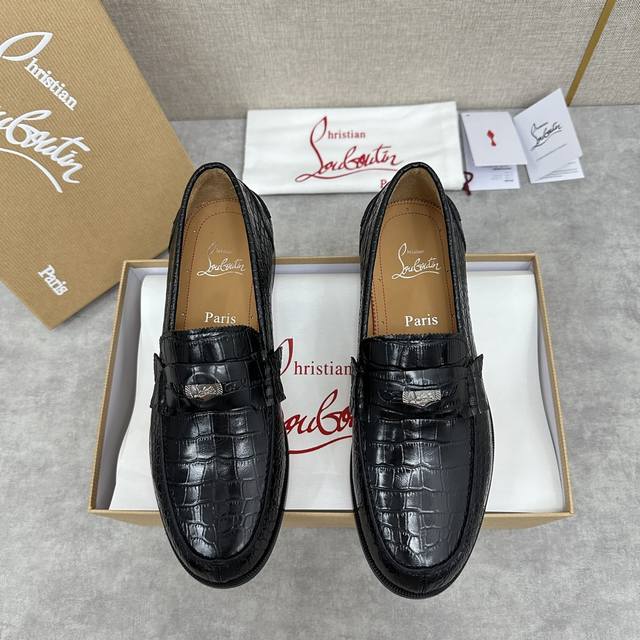 CL 新品乐福鞋皮鞋 Christia* Loubouti* 红底鞋 最新推出此款便鞋 帮面采用进口擦色开边珠牛皮 头层牛皮 牛皮压鳄鱼鞋面倒三角包裹圆形硬币扣