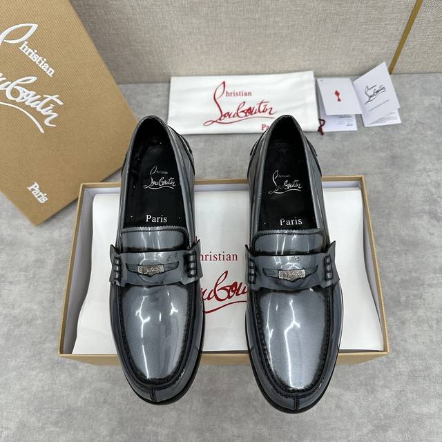 CL 新品乐福鞋皮鞋 Christia* Loubouti* 红底鞋 最新推出此款便鞋 帮面采用进口擦色开边珠牛皮 头层牛皮 牛皮压鳄鱼鞋面倒三角包裹圆形硬币扣