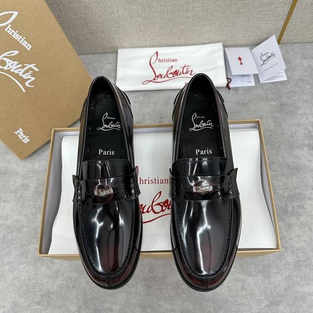 CL 新品乐福鞋皮鞋 Christia* Loubouti* 红底鞋 最新推出此款便鞋 帮面采用进口擦色开边珠牛皮 头层牛皮 牛皮压鳄鱼鞋面倒三角包裹圆形硬币扣