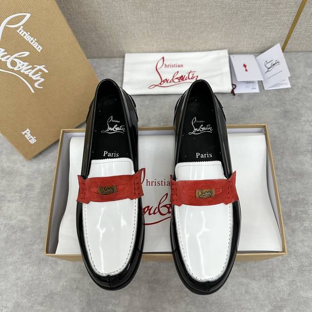 CL 新品乐福鞋皮鞋 Christia* Loubouti* 红底鞋 最新推出此款便鞋 帮面采用进口擦色开边珠牛皮 头层牛皮 牛皮压鳄鱼鞋面倒三角包裹圆形硬币扣