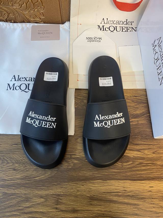 元 Alexander mcqueen 。麦昆拖鞋系列：高端品牌 3D制面，升级版大底，更轻便，防滑。市场顶级品质，潮人必备，夏季拖鞋的季节来了，穿起来超级唯美