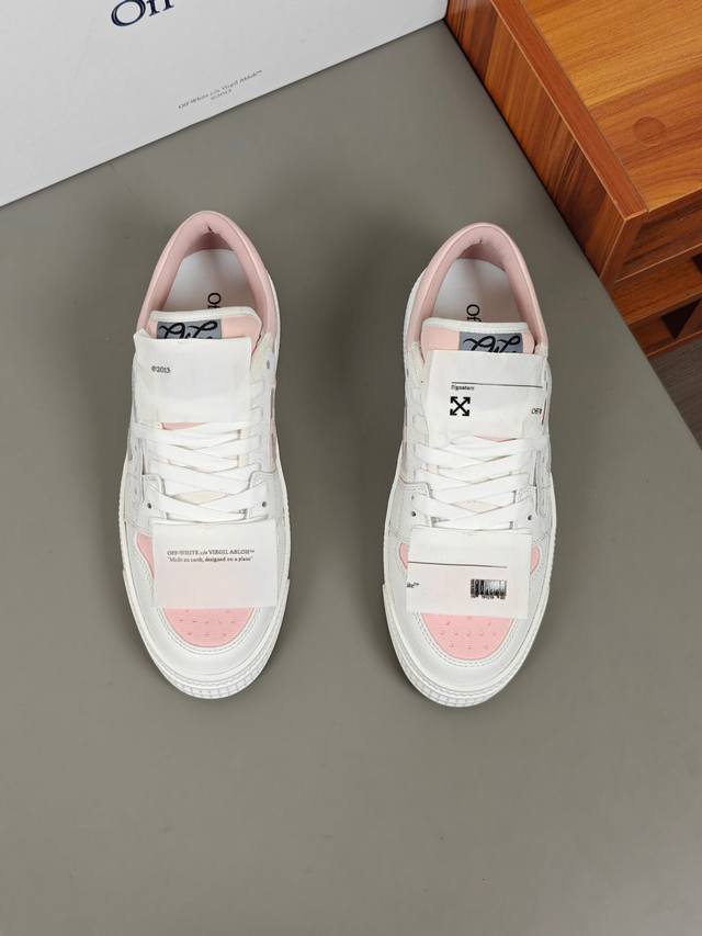 off-white 情侣款3.0 Off Court 低帮运动鞋 白 黑受标志性篮球风格的影响，这款低帮 3.0 Off-Court 运动鞋采用皮革镶边和橡胶鞋 - 点击图像关闭