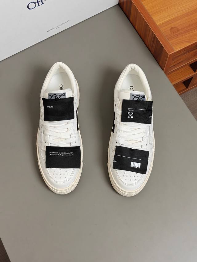 off-white 情侣款3.0 Off Court 低帮运动鞋 白 黑受标志性篮球风格的影响，这款低帮 3.0 Off-Court 运动鞋采用皮革镶边和橡胶鞋