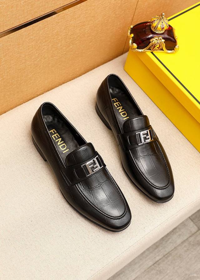 商品商标：FENDI 芬迪 休闲皮鞋正码码数: 38-44 45订制 商品材料：精选 进口头层小牛皮压花鞋面+奢华五金扣，进口牛皮内里。强烈立体视觉效果，橡胶大