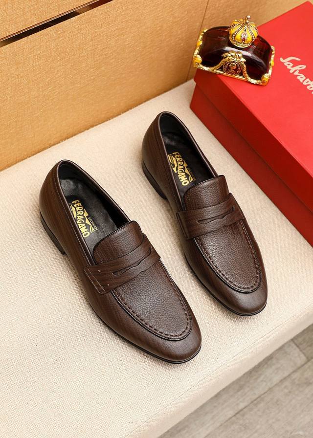 商品商标：Ferragamo 菲拉格慕 休闲皮鞋正码码数: 38-44 45订制 商品材料：精选 进口头层荔枝纹牛皮鞋面，进口水染牛皮内里。强烈立体视觉效果，橡