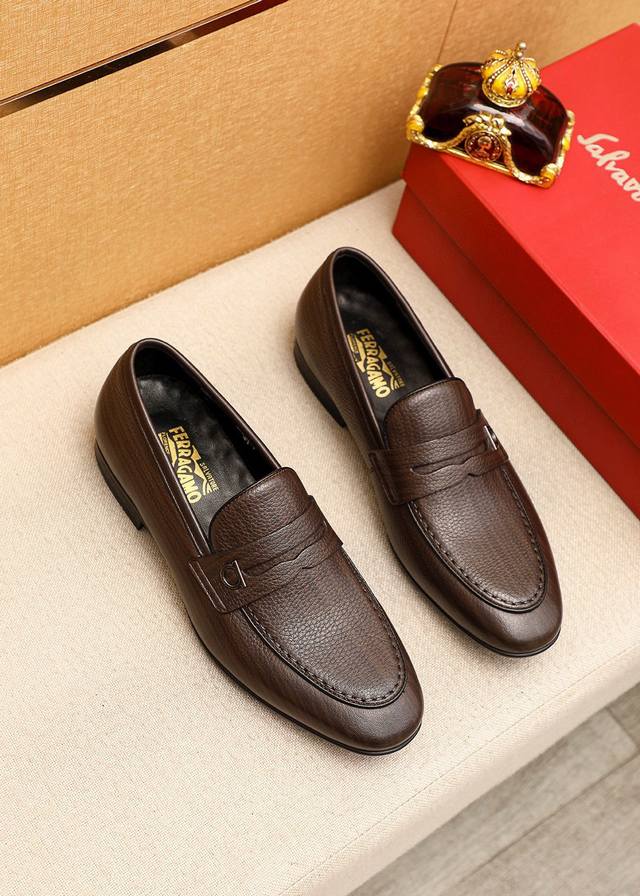 商品商标：Ferragamo 菲拉格慕 休闲皮鞋正码码数: 38-44 45订制 商品材料：精选 进口头层荔枝纹牛皮鞋面，进口水染牛皮内里。强烈立体视觉效果，橡