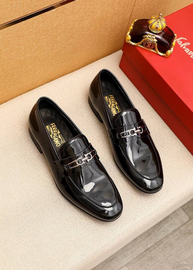 商品商标：Ferragamo 菲拉格慕 休闲皮鞋正码码数: 38-44 45订制 商品材料：精选 进口头层漆皮鞋面+经典五金扣，进口水染牛皮内里。强烈立体视觉效