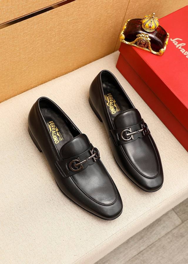 商品商标：Ferragamo 菲拉格慕 休闲皮鞋正码码数: 38-44 45订制 商品材料：精选 进口头层小牛皮鞋面+经典五金扣，进口水染牛皮内里。强烈立体视觉