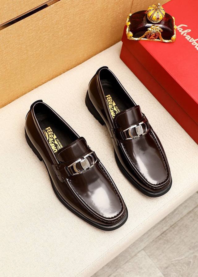 商品商标：Ferragamo 菲拉格慕 休闲皮鞋正码码数: 39-44 38.45.46订制 商品材料：精选 进口头层开边珠小牛皮鞋面+经典五金扣，进口水染牛皮