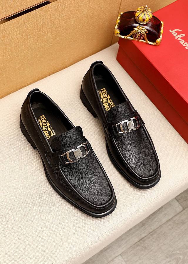 商品商标：Ferragamo 菲拉格慕 休闲皮鞋正码码数: 39-44 38.45.46订制 商品材料：精选 进口头层荔枝纹小牛皮鞋面+经典五金扣，进口水染牛皮