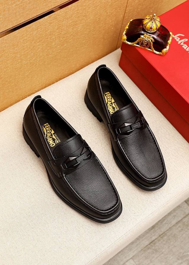 商品商标：Ferragamo 菲拉格慕 休闲皮鞋正码码数: 39-44 38.45.46订制 商品材料：精选 进口头层荔枝纹小牛皮鞋面+经典五金扣，进口水染牛皮