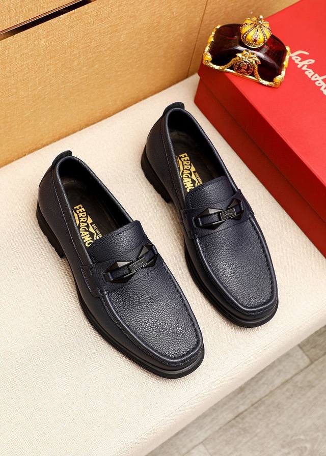 商品商标：Ferragamo 菲拉格慕 休闲皮鞋正码码数: 39-44 38.45.46订制 商品材料：精选 进口头层荔枝纹小牛皮鞋面+经典五金扣，进口水染牛皮