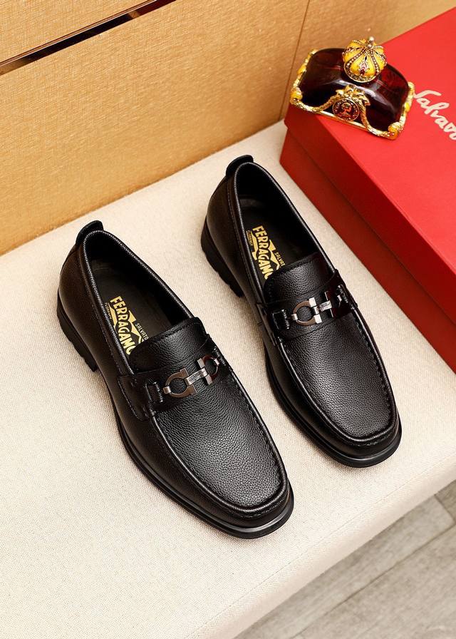 商品商标：Ferragamo 菲拉格慕 休闲皮鞋正码码数: 39-44 38.45.46订制 商品材料：精选 进口头层荔枝纹小牛皮鞋面+经典五金扣，进口水染牛皮