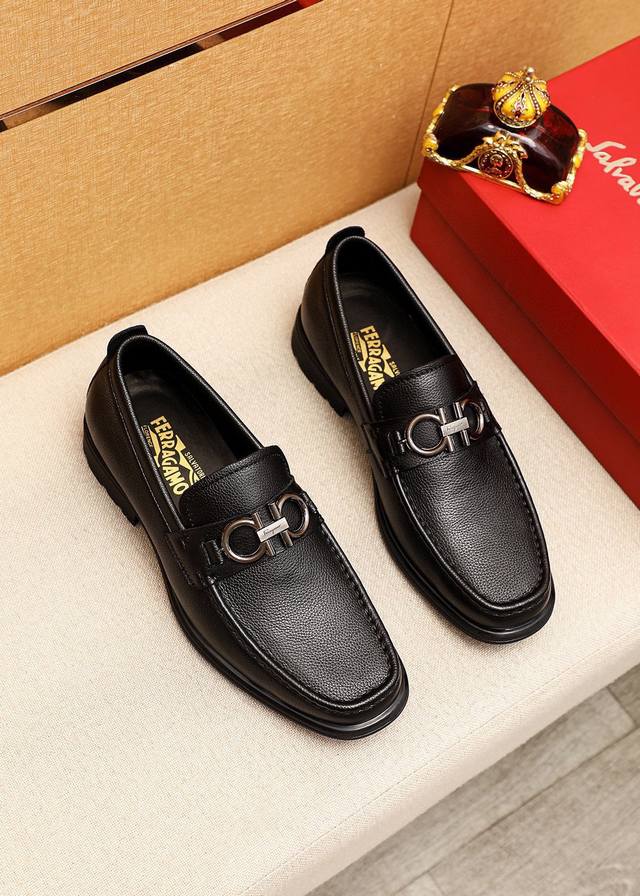 商品商标：Ferragamo 菲拉格慕 休闲皮鞋正码码数: 39-44 38.45.46订制 商品材料：精选 进口头层荔枝纹小牛皮鞋面+经典五金扣，进口水染牛皮