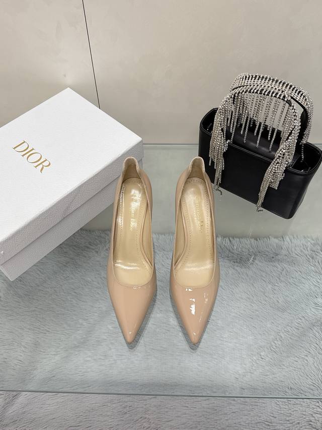 工厂价： 迪奥代购版跟鞋系列迪奥 Dior 25SS春夏系列尖头单鞋 市场顶级版，欢迎来看版对比材质 女神级别 时尚单品面料：进口漆皮面料内里：羊皮内里跟高：7