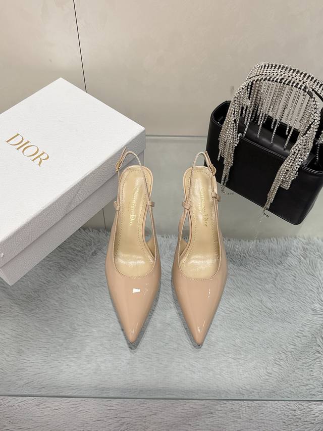 工厂价： 迪奥代购版跟鞋系列迪奥 Dior 25SS春夏系列尖头单鞋 市场顶级版，欢迎来看版对比材质 女神级别 时尚单品面料：进口漆皮面料内里：羊皮内里跟高：7