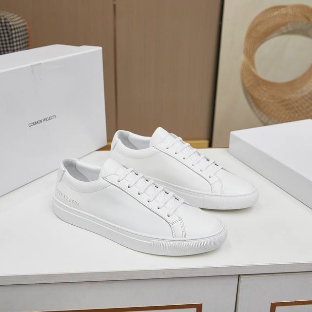 CP 顶级P: 女少情侣款Size:35-44 女41.男38.45.定做 2024 Common Projects 简称 CP，扁头小白鞋，CP 是诞生于纽约