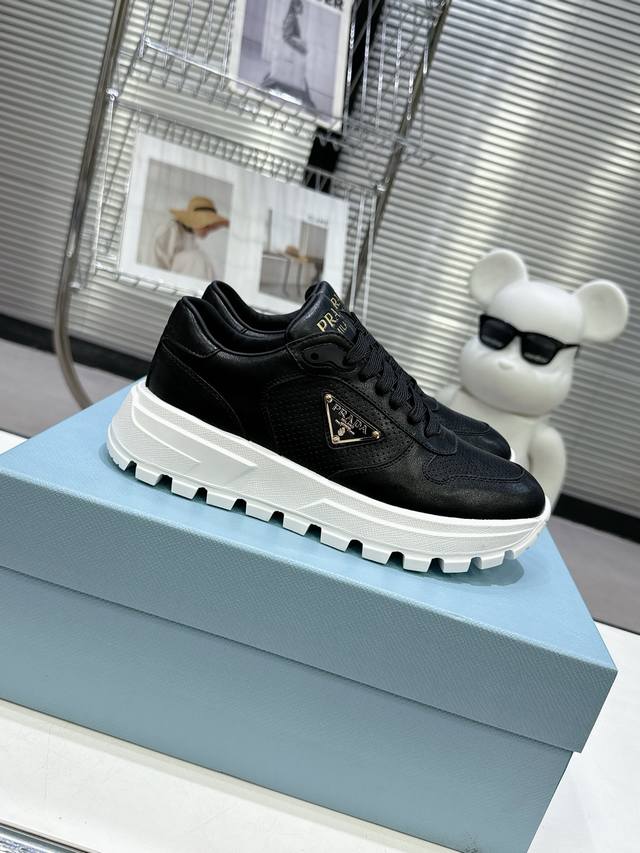 PRADA* P: 情侣款Size: 女款35-40.男款39-44. 45定做 PRADA 225普拉达新品，实力来袭！众多网红同款，时髦百搭nice单品，意