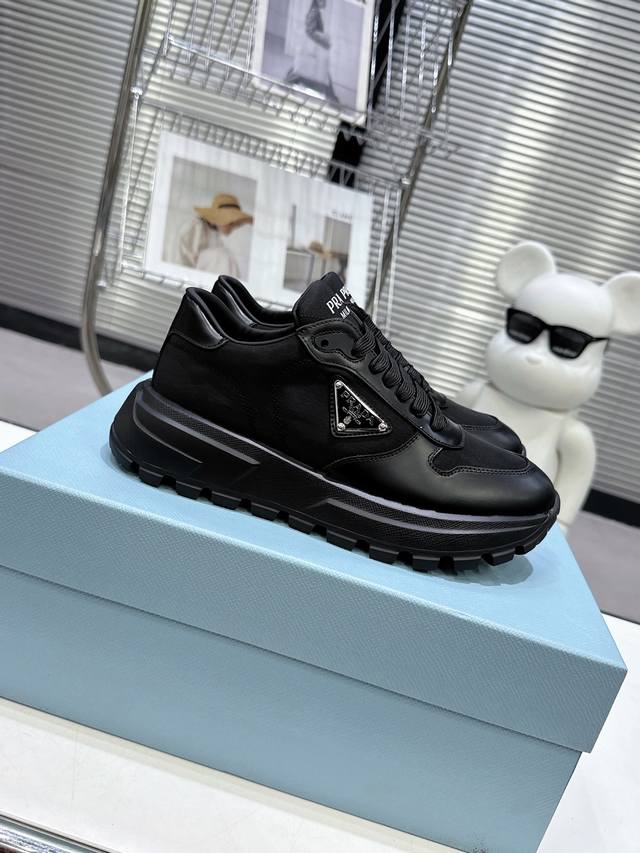 PRADA* P: 情侣款Size: 女款34-40.男款39-44. 45定做 PRADA 225普拉达新品，实力来袭！众多网红同款，时髦百搭nice单品，意