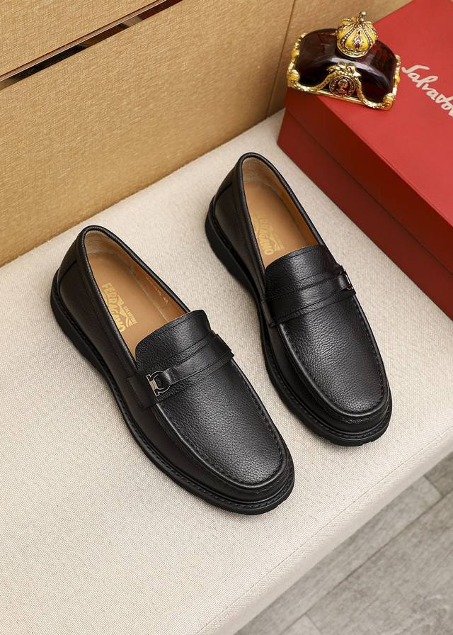 商品商标：Ferragamo 菲拉格慕 休闲皮鞋正码码数: 39-44 45.订制 商品材料：精选 进口头层荔枝纹牛皮鞋面+经典五金扣，进口水染牛皮内里。强烈立