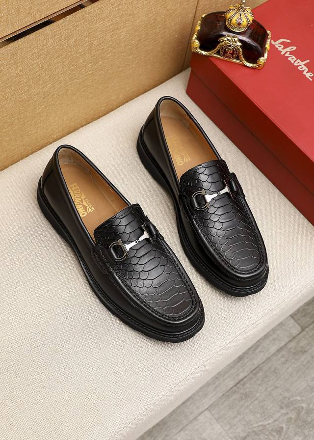 商品商标：Ferragamo 菲拉格慕 休闲皮鞋正码码数: 39-44 45.订制 商品材料：精选 进口头层小牛皮压花鞋面+奢华五金扣，进口水染牛皮内里。强烈立