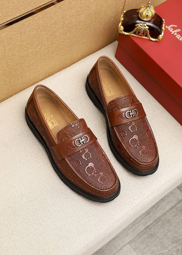 商品商标：Ferragamo 菲拉格慕 休闲皮鞋正码码数: 39-44 45.订制 商品材料：精选 进口头层小牛皮鞋面+经典五金扣，进口水染牛皮内里。强烈立体视