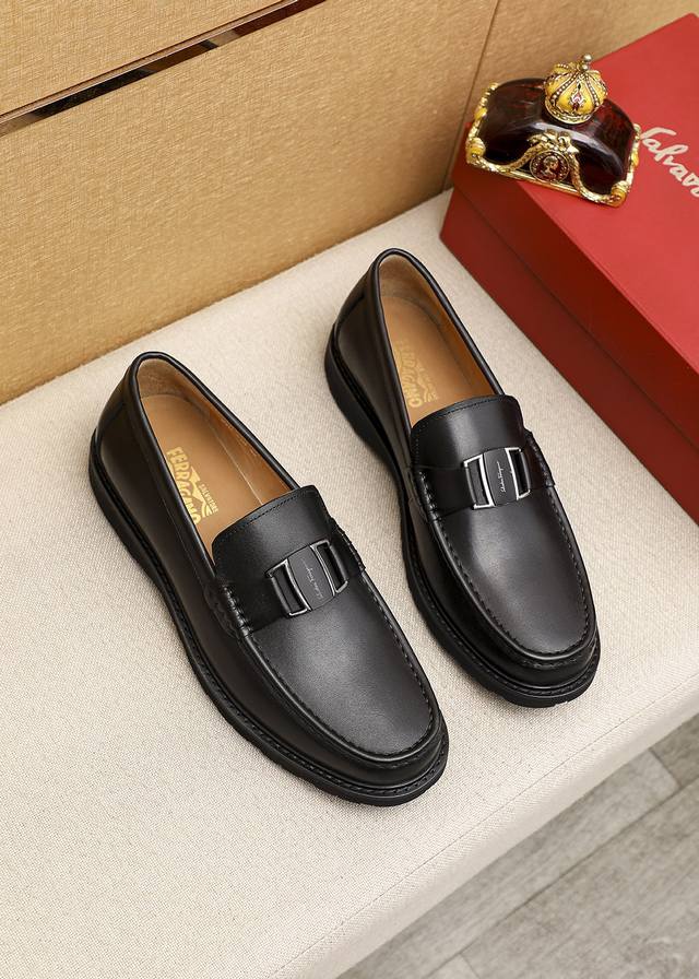 商品商标：Ferragamo 菲拉格慕 休闲皮鞋正码码数: 39-44 45订制 商品材料：精选 进口头层小牛皮鞋面+奢华五金扣，进口水染牛皮内里。强烈立体视觉