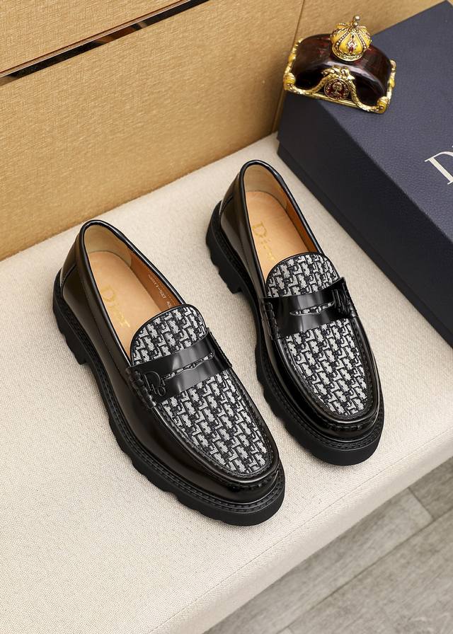 商品商标：Dior 迪奥 休闲皮鞋正码码数: 39-44 45订做 商品材料：精选 意大利进口头层小牛皮鞋面，进口水染牛皮内里。强烈立体视觉效果，原版大底颜 色