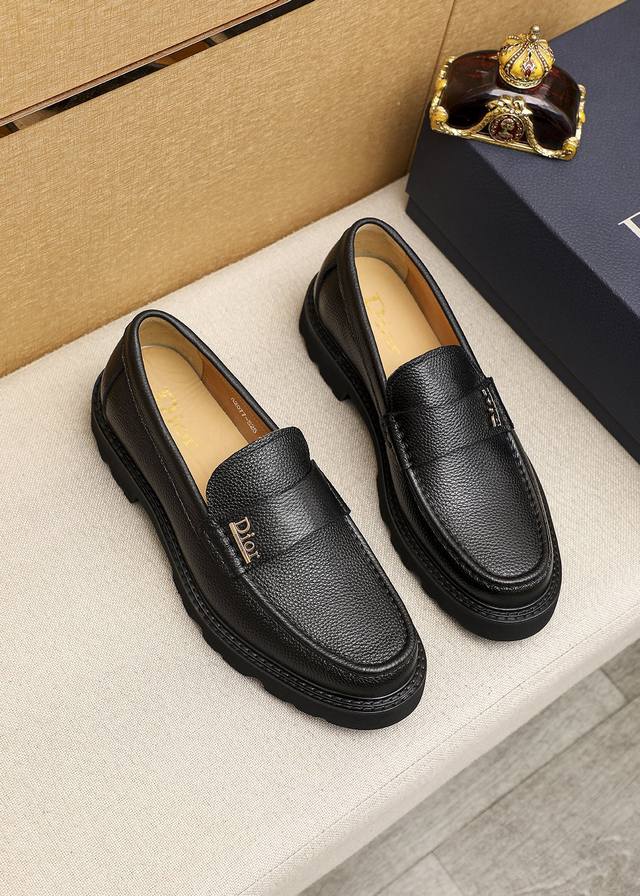 商品商标：Dior 迪奥 休闲皮鞋正码码数: 39-44 45订做 商品材料：精选 意大利进口头层荔枝纹牛皮鞋面+经典五金扣，进口水染牛皮内里。强烈立体视觉效果