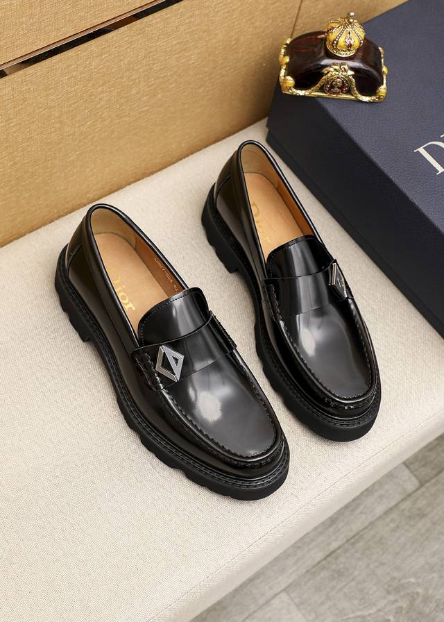 商品商标：Dior 迪奥 休闲皮鞋正码码数: 39-44 45订做 商品材料：精选 意大利进口头层开边珠牛皮鞋面+经典五金扣，进口水染牛皮内里。强烈立体视觉效果