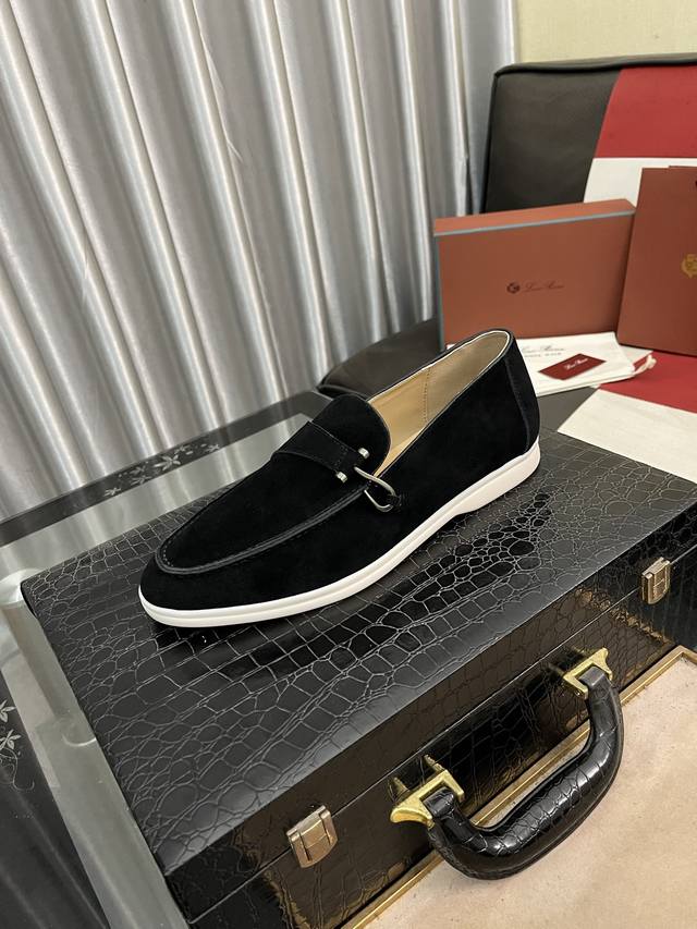 出厂价： Loro Piana LP 情侣款休闲运动鞋。简约时尚，鞋面采用牛反绒拼皮。羊皮垫脚。定制橡胶底。码数：女35-42 35、41、42、43定制不退换