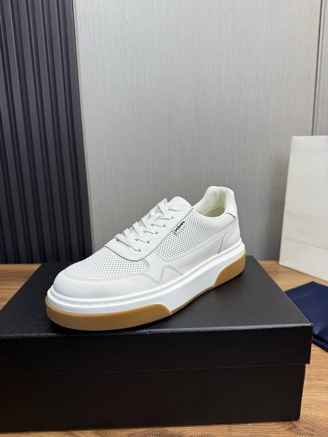 工厂价 PRADA 普拉达.官网新品来袭，专柜同步1:1发售原厂配置，进口原版牛皮拼接进口网布，经典版面运动潮达人，进口水染牛皮里垫，鞋底：原厂特供原版底超级舒