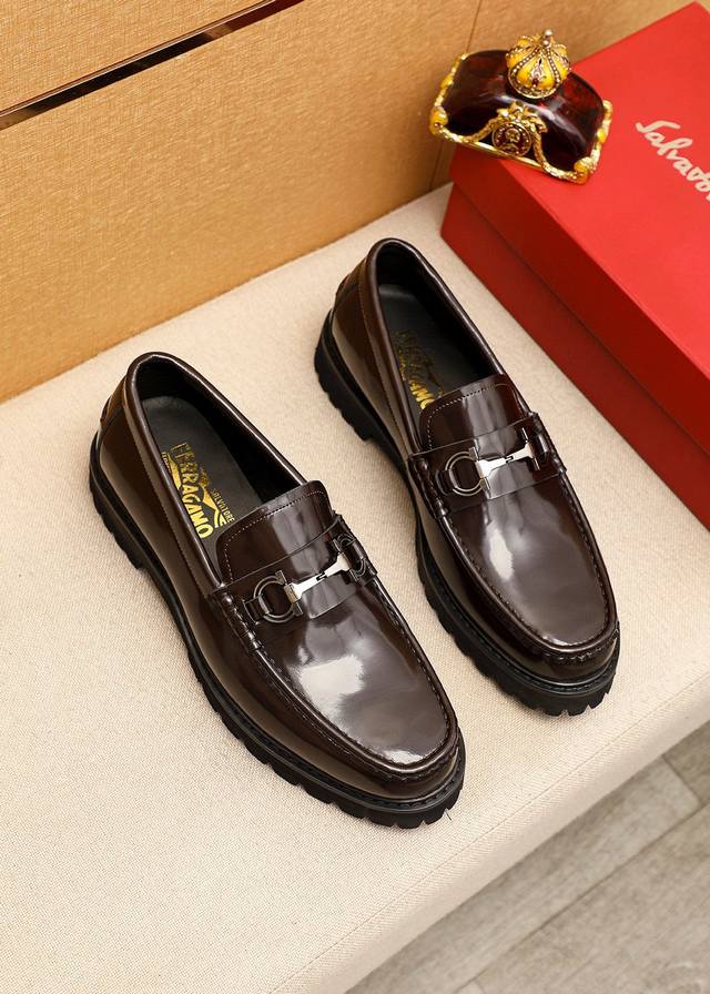 商品商标：Ferragamo 菲拉格慕 休闲皮鞋正码码数: 39-44 38.45订制 商品材料：精选 进口头层开边珠牛皮鞋面+奢华五金扣，进口水染牛皮内里。强