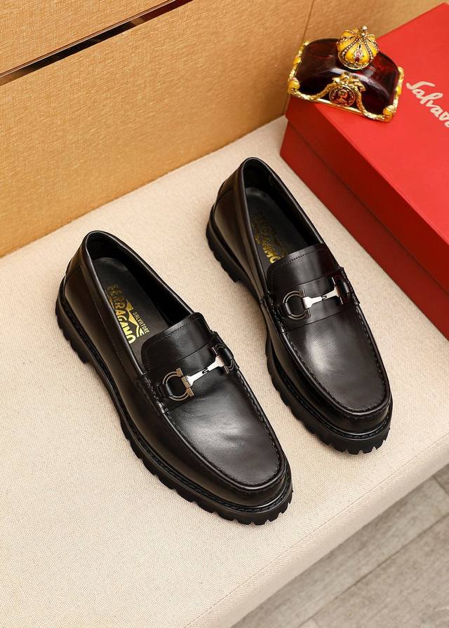 商品商标：Ferragamo 菲拉格慕 休闲皮鞋正码码数: 39-44 38.45订制 商品材料：精选 进口头层小牛皮鞋面+奢华五金扣，进口水染牛皮内里。强烈立